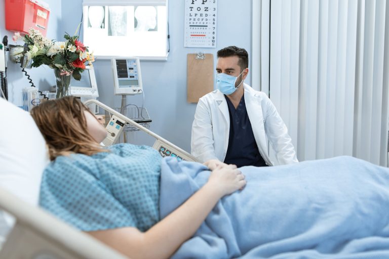 Ärztin berät einen Patienten ausführlich und persönlich