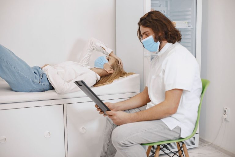 Beratungsgespräch zwischen Ärztin und Patient