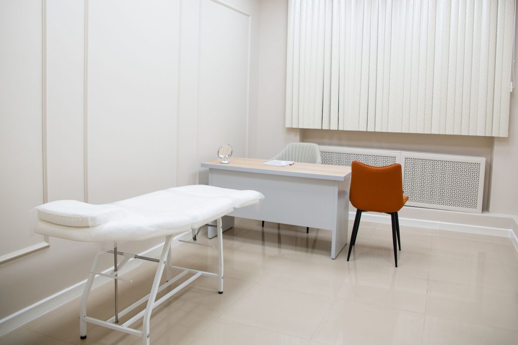Helles, aufgeräumtes Sprechzimmer der Hausarztpraxis