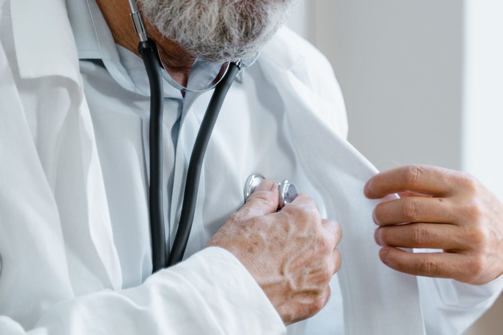 Hausärztin betreut eine Patientin in der Praxis in Langenfeld
