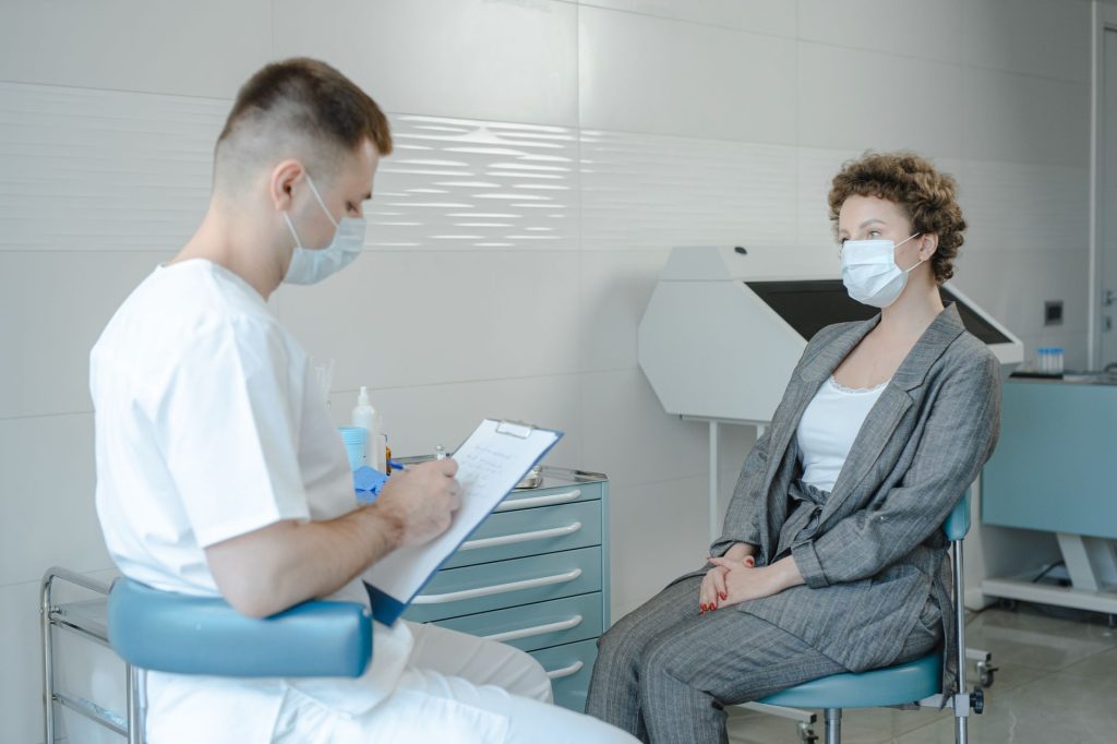 Ärztliche Untersuchung einer Patientin in der Hausarztpraxis